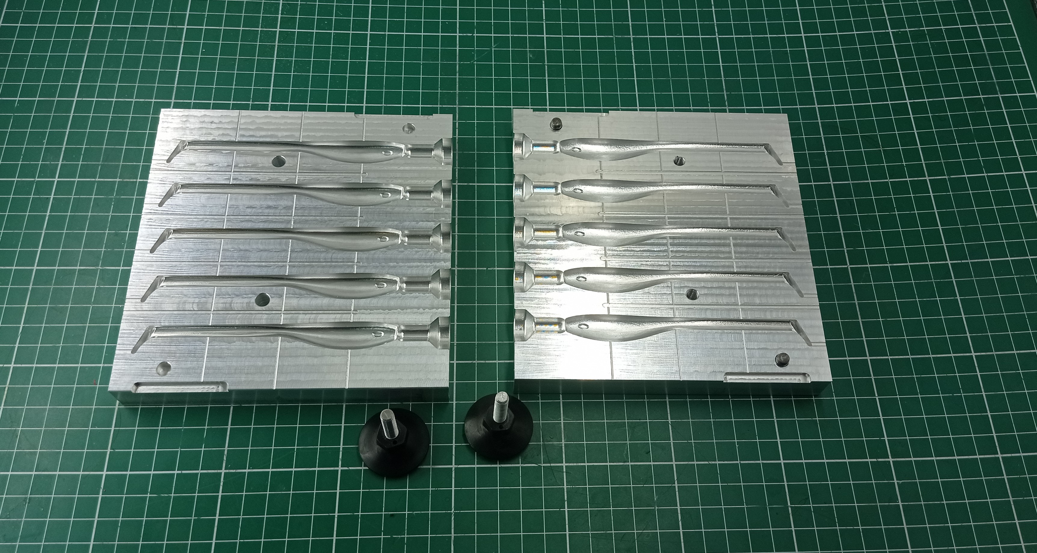 Five cavity CNC machined aluminum mold for 4.5 twitching shad