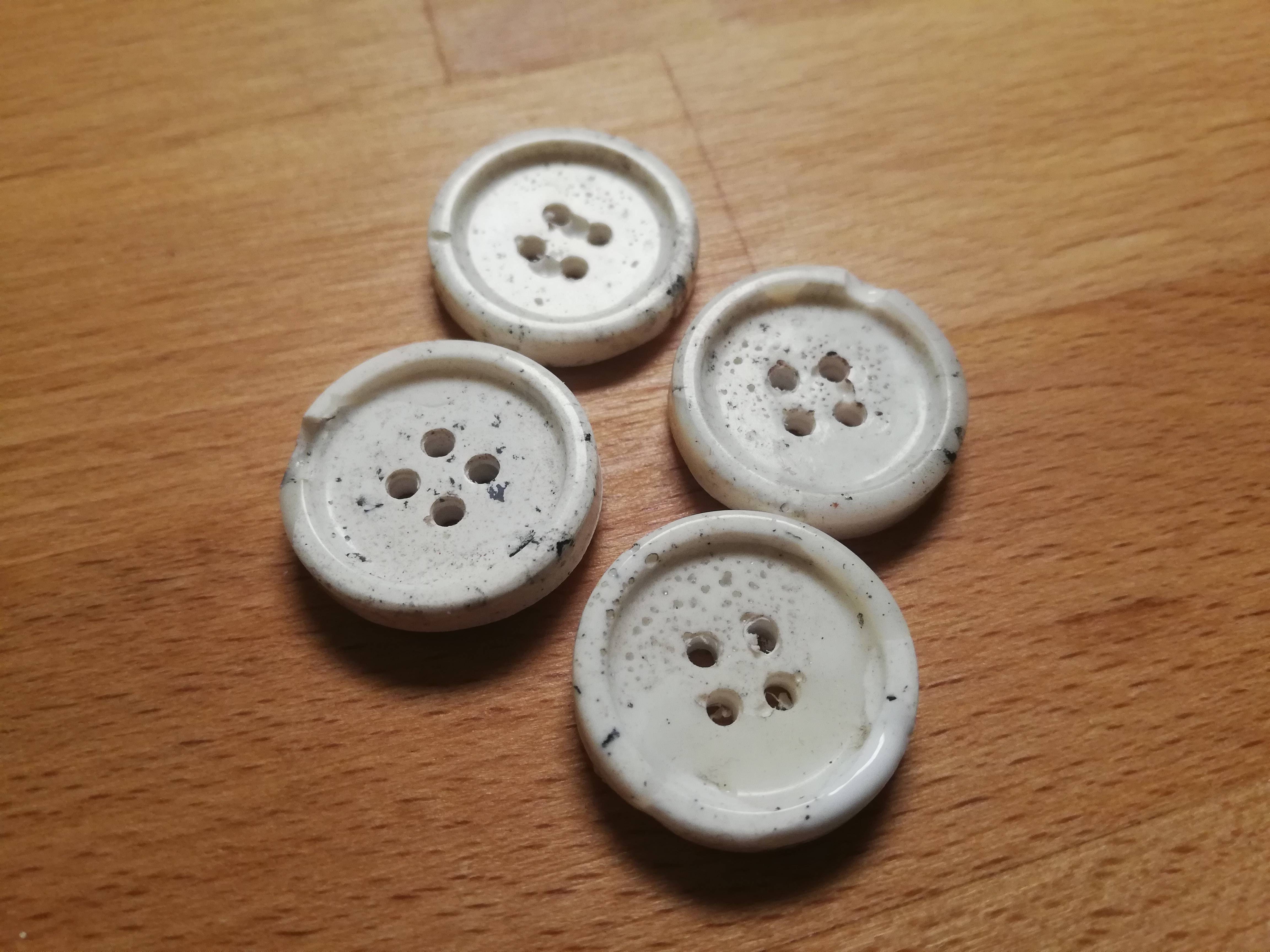 Set of 3 handmade white buttons, ø 2cm
